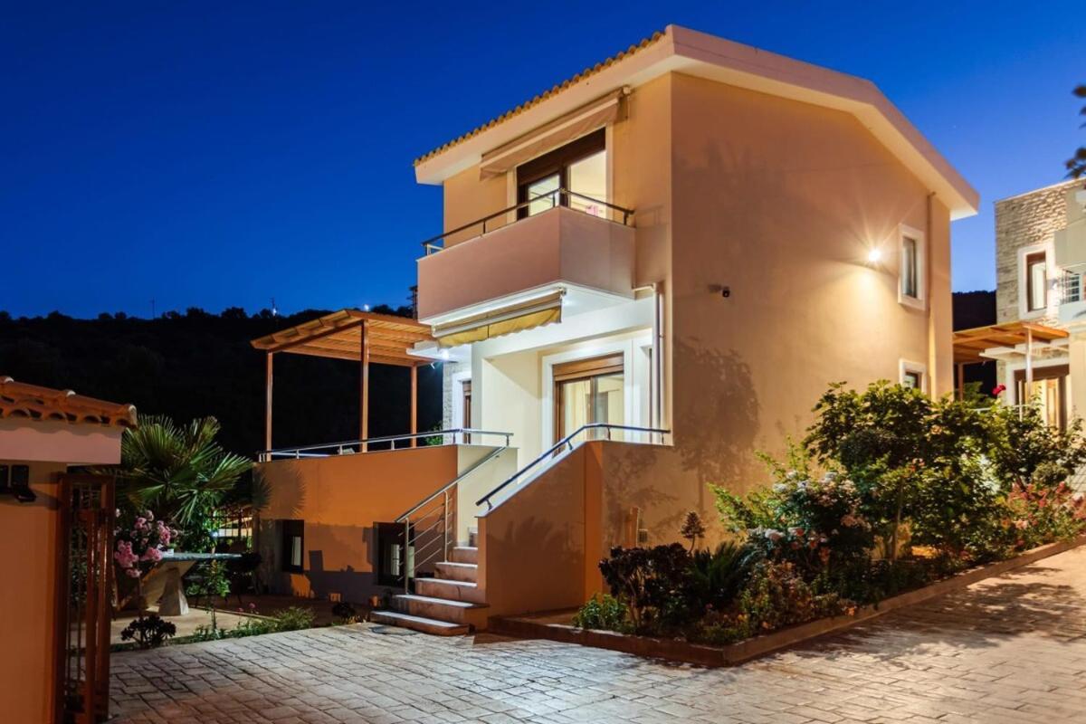 Villa Armonia - Beachfront Majestic Retreat Petalídhion Esterno foto